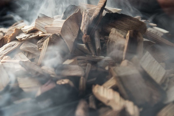 Medžių kvapai grilio patiekaluose: ką pasirinkti ir kaip parūkyti?