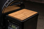 TRAEGER Timberline 850 komplektacijoje rasite ir bambukinę pjaustymo lentelę savo patiekalams ruošti